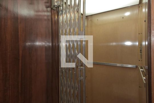 Casa no Brooklin para comprar: 3 quartos, 2 suítes, piscina no condomínio, aceita pets, jardim. — Corredor - Elevador