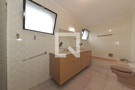Casa no Brooklin para comprar: 3 quartos, 2 suítes, piscina no condomínio, aceita pets, jardim. — Banheiro da Suíte 1
