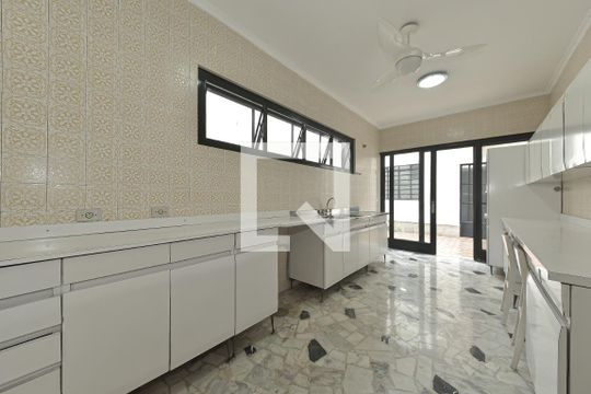 Casa no Brooklin para comprar: 3 quartos, 2 suítes, piscina no condomínio, aceita pets, jardim. — Cozinha