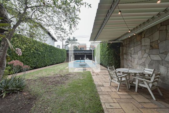 Casa no Brooklin para comprar: 3 quartos, 2 suítes, piscina no condomínio, aceita pets, jardim. — Quintal