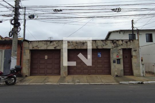 Casa no Brooklin para comprar: 3 quartos, 2 suítes, piscina no condomínio, aceita pets, jardim. — Fachada
