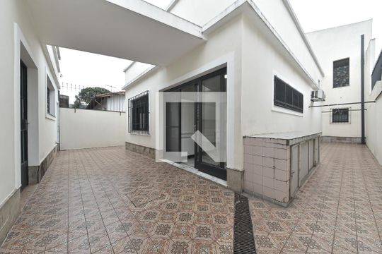 Casa no Brooklin para comprar: 3 quartos, 2 suítes, piscina no condomínio, aceita pets, jardim. — Quintal