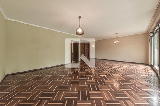 Casa no Brooklin para comprar: 3 quartos, 2 suítes, piscina no condomínio, aceita pets, jardim. — Sala
