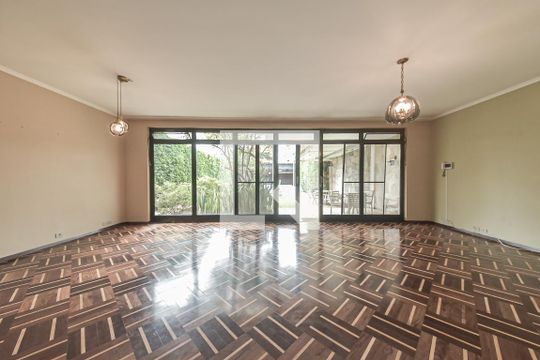 Casa no Brooklin para comprar: 3 quartos, 2 suítes, piscina no condomínio, aceita pets, jardim. — Sala