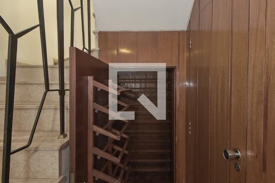 Casa no Brooklin para comprar: 3 quartos, 2 suítes, piscina no condomínio, aceita pets, jardim. — Corredor - Elevador