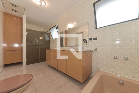Casa no Brooklin para comprar: 3 quartos, 2 suítes, piscina no condomínio, aceita pets, jardim. — Banheiro da Suíte 1