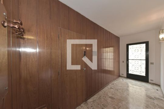 Casa no Brooklin para comprar: 3 quartos, 2 suítes, piscina no condomínio, aceita pets, jardim. — Corredor - Elevador