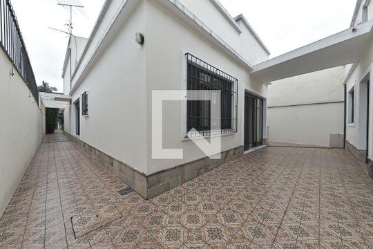 Casa no Brooklin para comprar: 3 quartos, 2 suítes, piscina no condomínio, aceita pets, jardim. — Quintal
