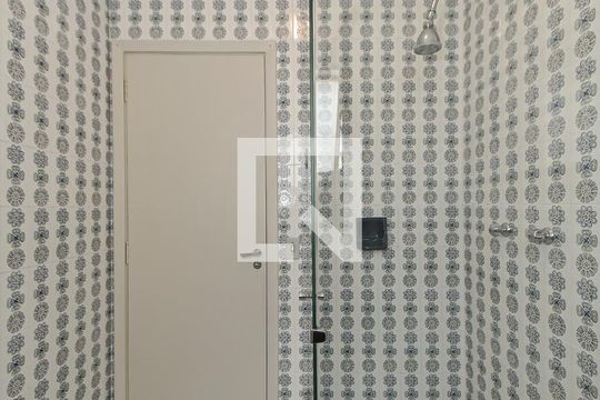Casa no Brooklin para comprar: 3 quartos, 2 suítes, piscina no condomínio, aceita pets, jardim. — Banheiro da Suíte 2