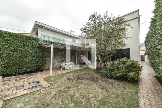 Casa no Brooklin para comprar: 3 quartos, 2 suítes, piscina no condomínio, aceita pets, jardim. — Quintal