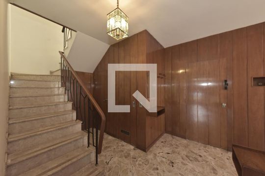 Casa no Brooklin para comprar: 3 quartos, 2 suítes, piscina no condomínio, aceita pets, jardim. — Corredor - Elevador