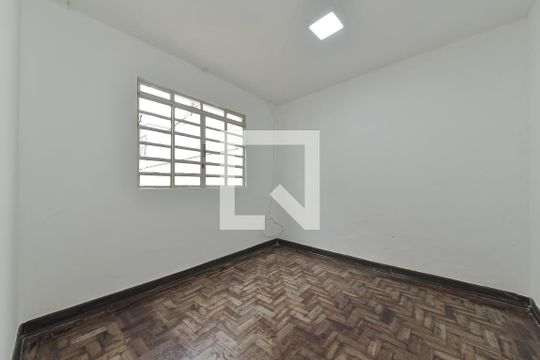 Casa no Brooklin para comprar: 3 quartos, 2 suítes, piscina no condomínio, aceita pets, jardim. — Área de Serviço - Quarto