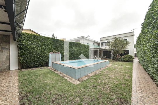 Casa no Brooklin para comprar: 3 quartos, 2 suítes, piscina no condomínio, aceita pets, jardim. — Piscina