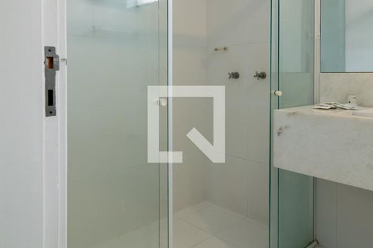 Comprar casa no Itaim Bibi, 3 quartos, aceita pets. — Banheiro Social