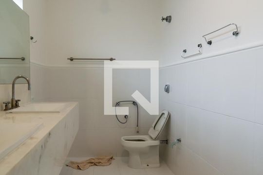 Comprar casa no Itaim Bibi, 3 quartos, aceita pets. — Banheiro Social