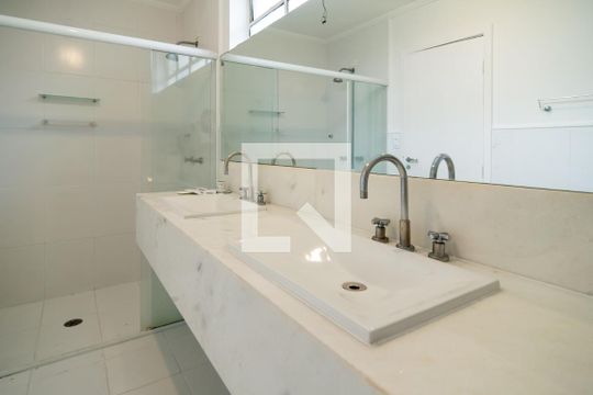 Comprar casa no Itaim Bibi, 3 quartos, aceita pets. — Banheiro Social