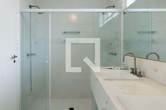 Comprar casa no Itaim Bibi, 3 quartos, aceita pets. — Banheiro Social