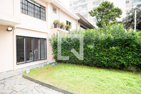 Comprar casa no Itaim Bibi, 3 quartos, aceita pets. — Garagem