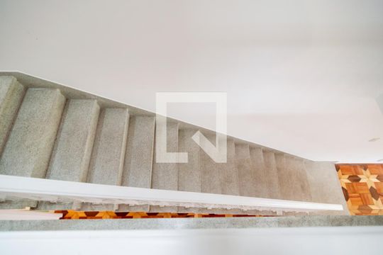 Comprar casa no Itaim Bibi, 3 quartos, aceita pets. — Escada
