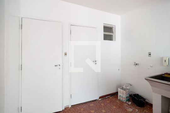 Comprar casa no Itaim Bibi, 3 quartos, aceita pets. — Área de Serviço