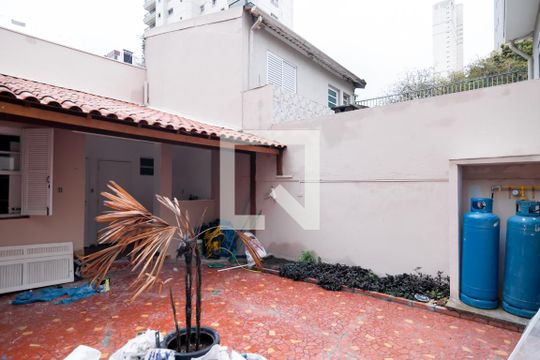 Comprar casa no Itaim Bibi, 3 quartos, aceita pets. — Área Externa