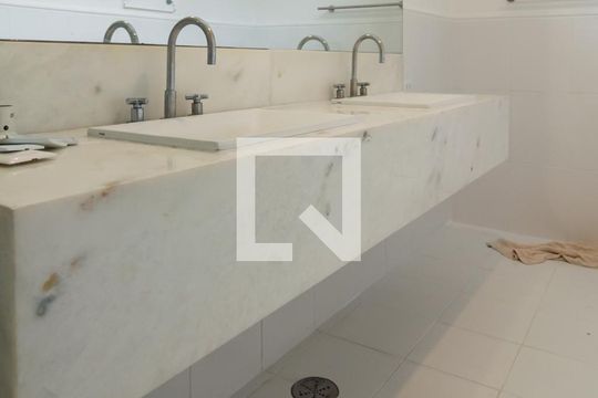 Comprar casa no Itaim Bibi, 3 quartos, aceita pets. — Banheiro Social