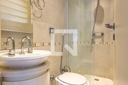 Venda de apartamento no Jardim Paulista: 3 quartos, 1 suíte, varanda, aceita pets. — Banheiro