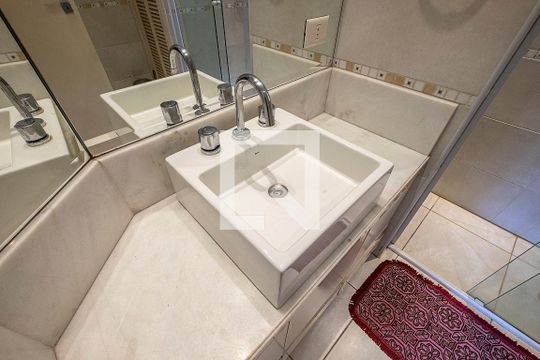 Venda de apartamento no Jardim Paulista: 3 quartos, 1 suíte, varanda, aceita pets. — Suíte - Banheiro