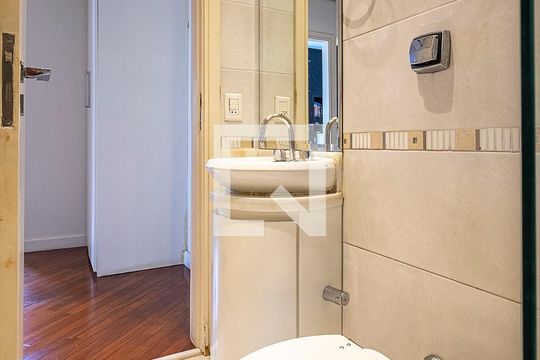 Venda de apartamento no Jardim Paulista: 3 quartos, 1 suíte, varanda, aceita pets. — Banheiro