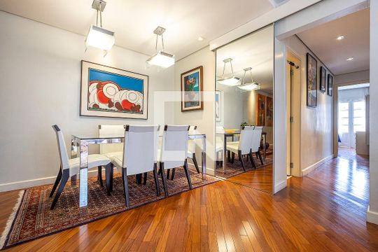 Venda de apartamento no Jardim Paulista: 3 quartos, 1 suíte, varanda, aceita pets. — Sala