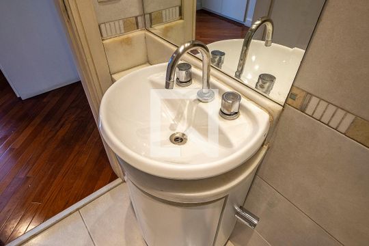Venda de apartamento no Jardim Paulista: 3 quartos, 1 suíte, varanda, aceita pets. — Banheiro