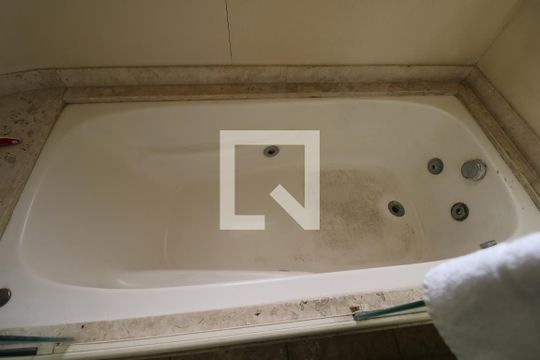 Apartamento à venda com 4 quartos e churrasqueira. — Suite do Quarto 3