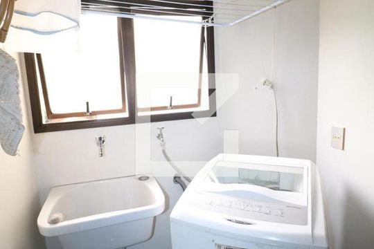 Apartamento à venda com 4 quartos e churrasqueira. — Área de Serviço