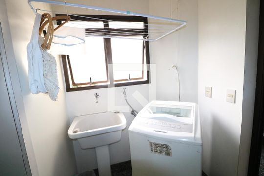 Apartamento à venda com 4 quartos e churrasqueira. — Área de Serviço