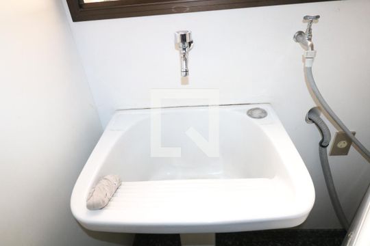 Apartamento à venda com 4 quartos e churrasqueira. — Área de Serviço