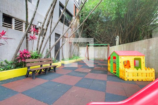 Para comprar apartamento mobiliado com 4 quartos, varanda, piscina e pet-friendly na Vila Mariana. — Área Comum - Playground