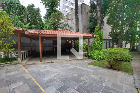Para comprar apartamento mobiliado com 4 quartos, varanda, piscina e pet-friendly na Vila Mariana. — Área comum - Churrasqueira