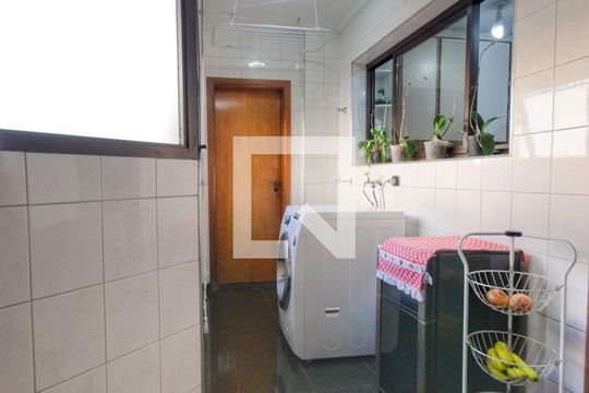 Para comprar apartamento mobiliado com 4 quartos, varanda, piscina e pet-friendly na Vila Mariana. — Área de Serviço