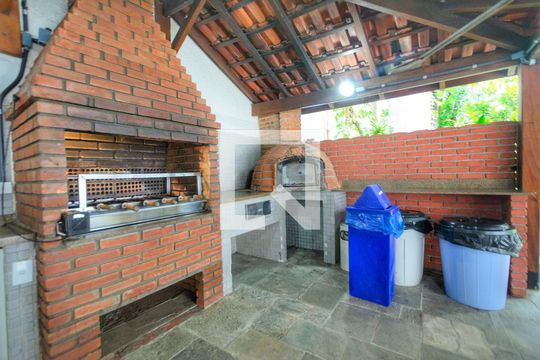 Para comprar apartamento mobiliado com 4 quartos, varanda, piscina e pet-friendly na Vila Mariana. — Área comum - Churrasqueira