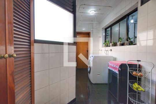 Para comprar apartamento mobiliado com 4 quartos, varanda, piscina e pet-friendly na Vila Mariana. — Área de Serviço