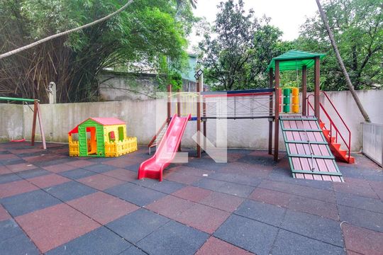Para comprar apartamento mobiliado com 4 quartos, varanda, piscina e pet-friendly na Vila Mariana. — Área Comum - Playground