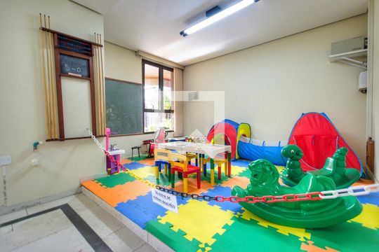Para comprar apartamento mobiliado com 4 quartos, varanda, piscina e pet-friendly na Vila Mariana. — Área comum - Sala de jogos