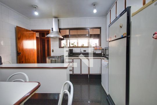 Para comprar apartamento mobiliado com 4 quartos, varanda, piscina e pet-friendly na Vila Mariana. — Cozinha