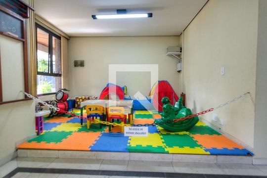 Para comprar apartamento mobiliado com 4 quartos, varanda, piscina e pet-friendly na Vila Mariana. — Área comum - Sala de jogos