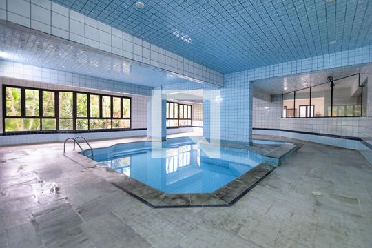 Para comprar apartamento mobiliado com 4 quartos, varanda, piscina e pet-friendly na Vila Mariana. — Área comum - Piscina aquecida