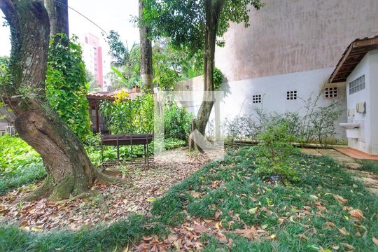 Para comprar apartamento mobiliado com 4 quartos, varanda, piscina e pet-friendly na Vila Mariana. — Área comum - Bosque