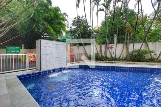 Para comprar apartamento mobiliado com 4 quartos, varanda, piscina e pet-friendly na Vila Mariana. — Área comum - Piscina