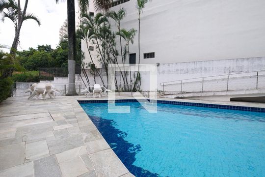 Para comprar apartamento mobiliado com 4 quartos, varanda, piscina e pet-friendly na Vila Mariana. — Área comum - Piscina