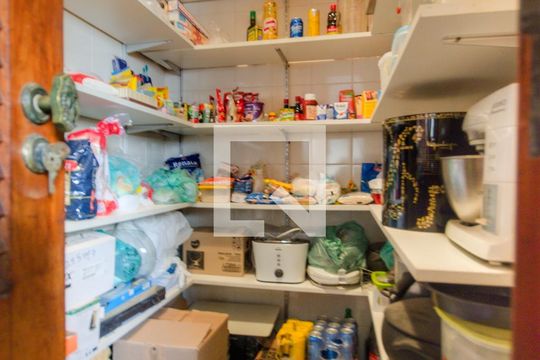 Para comprar apartamento mobiliado com 4 quartos, varanda, piscina e pet-friendly na Vila Mariana. — Despensa