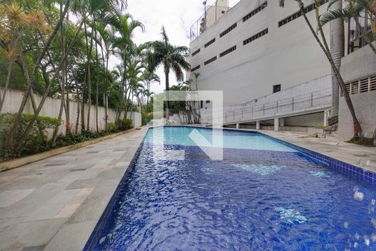 Para comprar apartamento mobiliado com 4 quartos, varanda, piscina e pet-friendly na Vila Mariana. — Área comum - Piscina